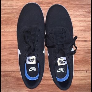 Nike men’s tennis shoe